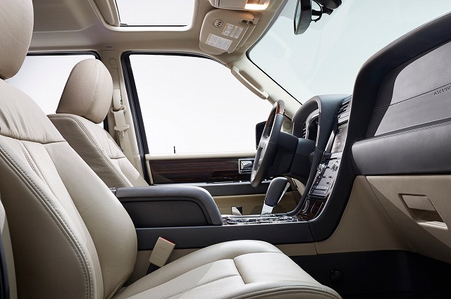2015-Lincoln-Navigator-L-front-interior-shot.jpg