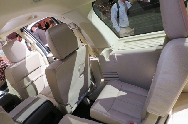 2015-Lincoln-Navigator-rear-interior-seats.jpg